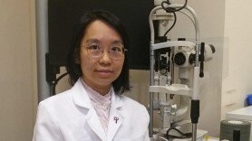 戴隱形眼鏡游泳|短片:眼科醫生警告可致角膜炎 建議戴有度數泳鏡 (Only available in Chinese)