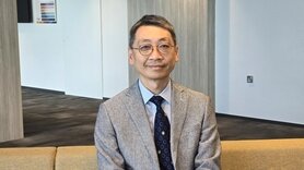 手机侵蚀心智？2025年抬起头 踢走脑腐