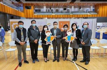 CUHKMC took up the operation of the Children Community Vaccination Centre (CCVC) at Yuen Chau Kok Sports Centre to provide BioNTech vaccination service to children aged 5 to 11