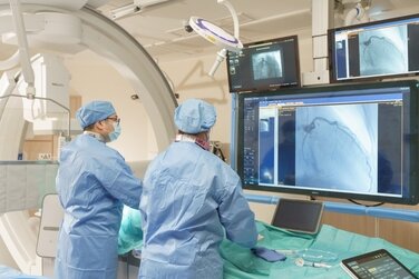 A generous donation of HK$10 million was made by the Li Ka Shing Foundation (LKSF) for assisting CUHKMC to receive non-COVID-19 patients referred by public hospitals, currently covering cardiology and cancer treatment services