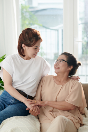 一位女士為另一人進行評估的圖像