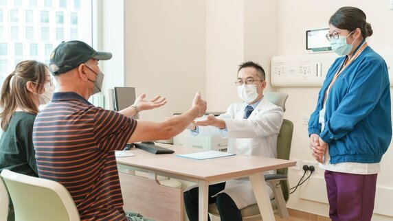 CUHK Medical Centre Receives Donation of Ancient Tree Pu’er Tea for Charity Sale to Support Elderly Dementia Screening; Nearly 30% Diagnosed with Early Alzheimer’s Disease 